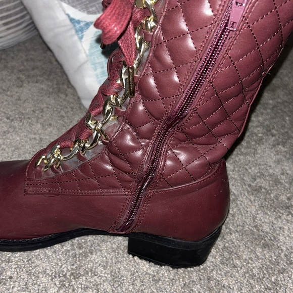 💰Shoe Dazzle Kaycee Quilted Lace Up Unique Burgundy Boots 2/40$💰 - Picture 2 of 9